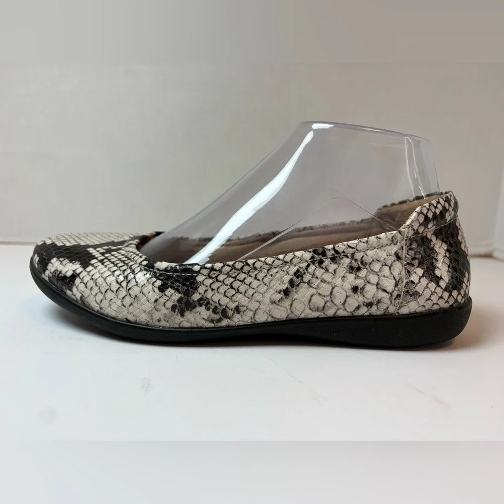 Naturalizer beige & black snakeskin embossed leather slip-on loafers size 6.5M